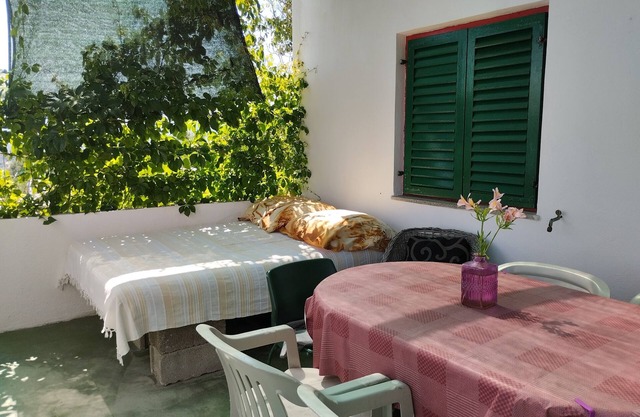 Two bedroom apartment with terrace and sea view Grohote, Šolta (A-23166-a)