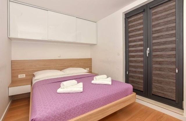Two bedroom apartment with air-conditioning Makarska (A-19145-f)