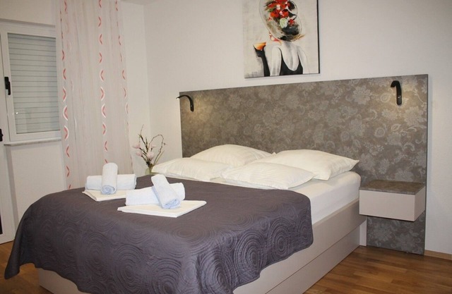 Two bedroom apartment with balcony and sea view Makarska (A-21911-c)