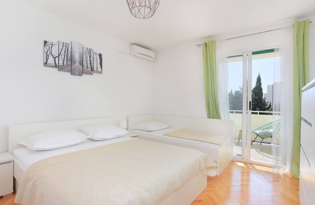 Two bedroom apartment with balcony Makarska (A-13222-a)