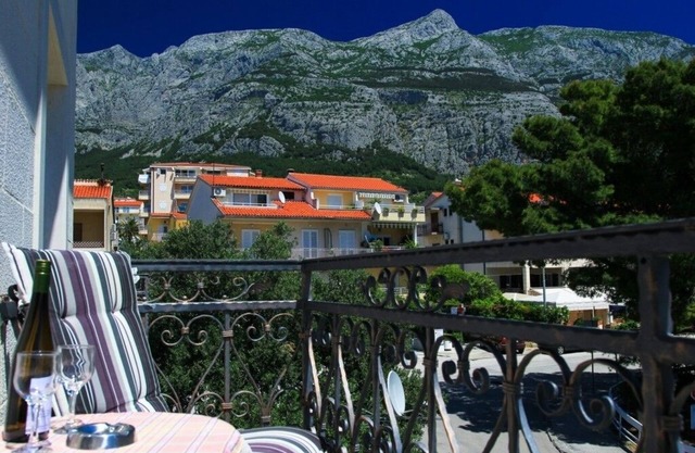 Two bedroom apartment with balcony Makarska (A-15200-b)