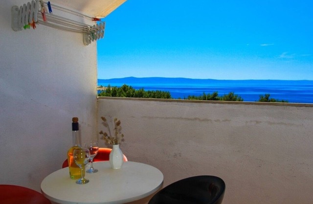 Two bedroom apartment with balcony and sea view Makarska (A-15200-d)