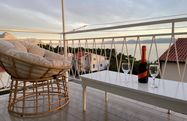 Two bedroom apartment with balcony and sea view Živogošće - Blato, Makarska (A-22253-d)