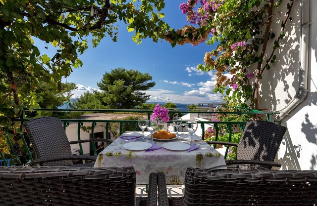Two bedroom apartment with balcony and sea view Drašnice, Makarska (A-22698-a)