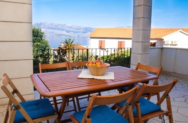 Two bedroom apartment with terrace and sea view Postira, Brač (A-17323-a)