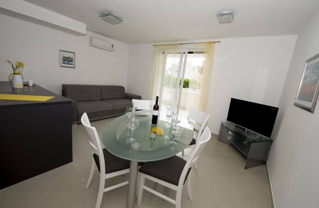 Two bedroom apartment with terrace Promajna, Makarska (A-17160-b)