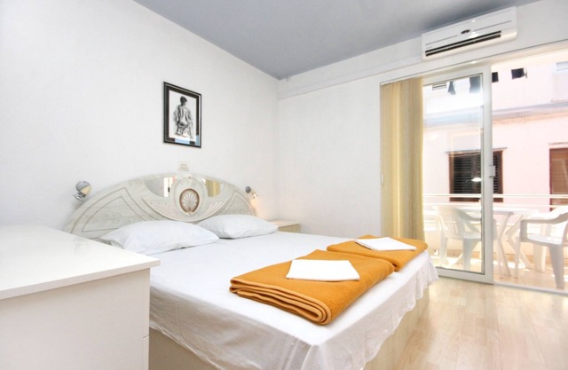 Two bedroom apartment near beach Promajna, Makarska (A-2673-b)