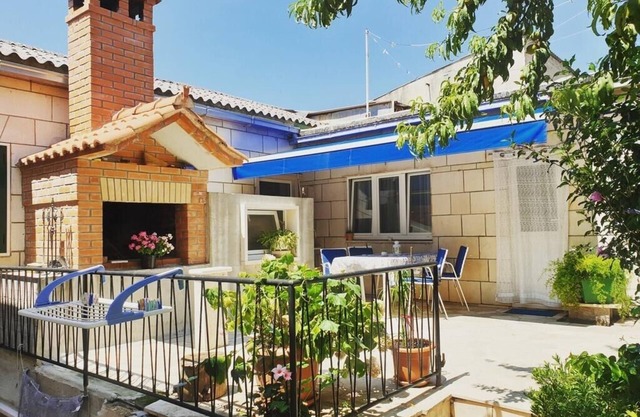 Two bedroom apartment with terrace Pučišća, Brač (A-18416-a)
