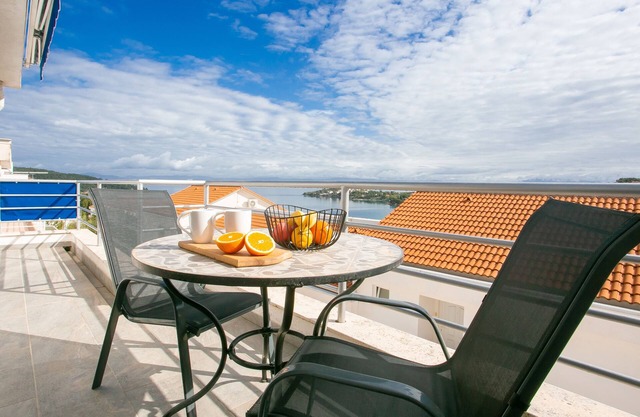 Two bedroom apartment with terrace and sea view Nečujam, Šolta (A-5178-a)
