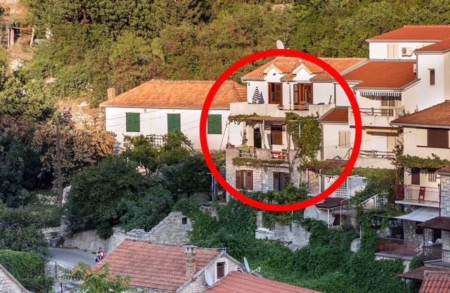 Two bedroom apartment with terrace and sea view Stomorska, Šolta (A-8650-a)