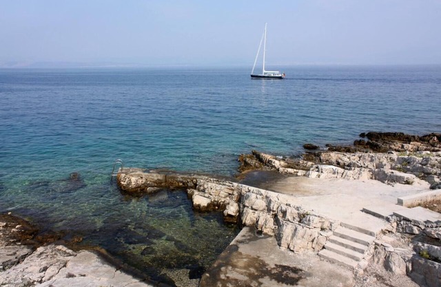 Two bedroom apartment with terrace and sea view Stomorska, Šolta (A-11298-b)
