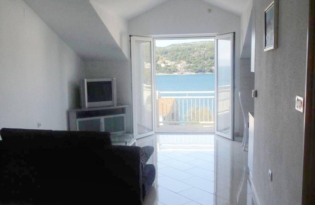 Two bedroom apartment with balcony and sea view Sumartin, Brač (A-5620-d)