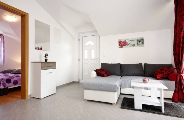Two bedroom apartment with terrace Vinišće, Trogir (A-10008-a)
