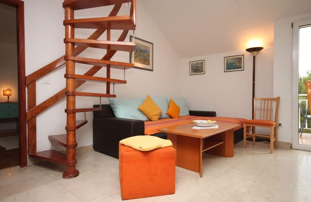 Two bedroom apartment near beach Drvenik Donja vala, Makarska (A-6658-a)
