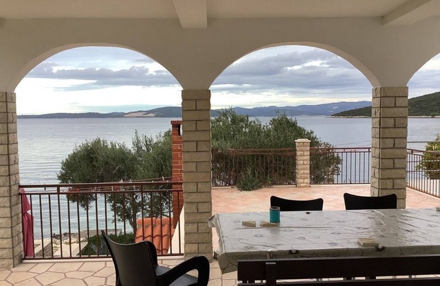Two bedroom apartment near beach Maslinica, Šolta (A-774-a)