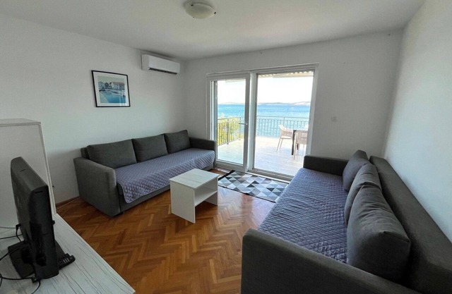 Two bedroom apartment near beach Maslinica, Šolta (A-774-b)
