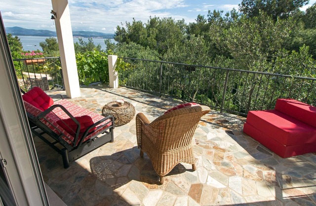 Two bedroom apartment near beach Cove Donja Kruščica - Donja Krušica, Šolta (A-12418-a)