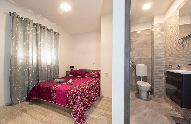 Two bedroom apartment near beach Igrane, Makarska (A-18405-a)