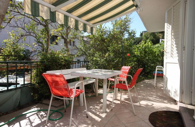 Two bedroom apartment near beach Podgora, Makarska (A-6788-a)