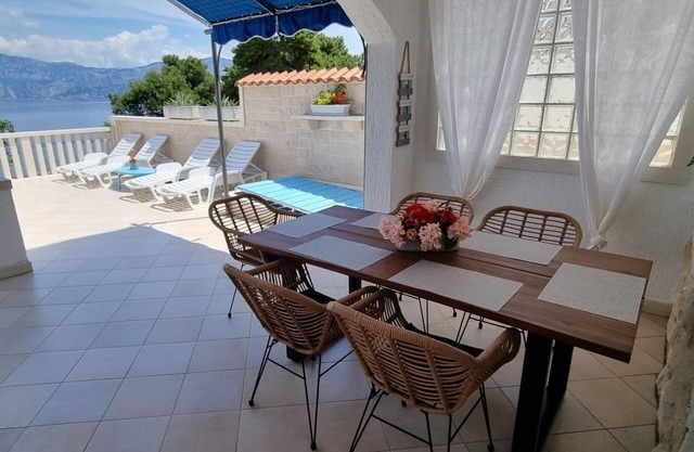 Two bedroom apartment near beach Postira, Brač (A-706-a)