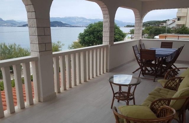 Two bedroom apartment near beach Slatine, Čiovo (A-1128-c)