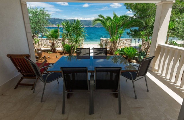 Two bedroom apartment near beach Arbanija, Čiovo (A-14825-a)
