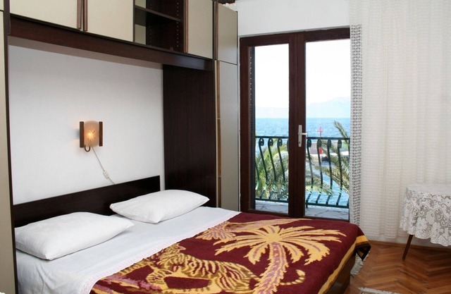 Two bedroom apartment near beach Sućuraj, Hvar (A-136-b)