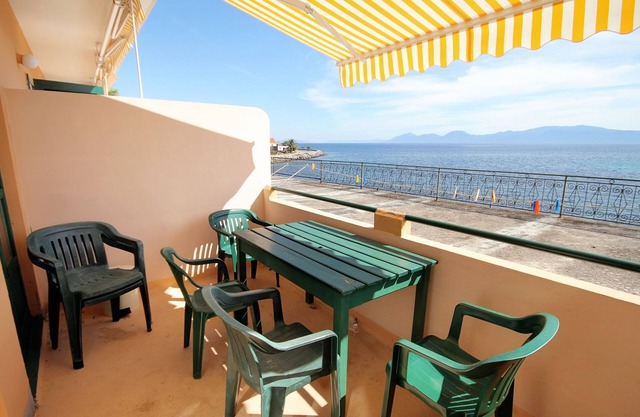 Two bedroom apartment near beach Sućuraj, Hvar (A-4029-e)