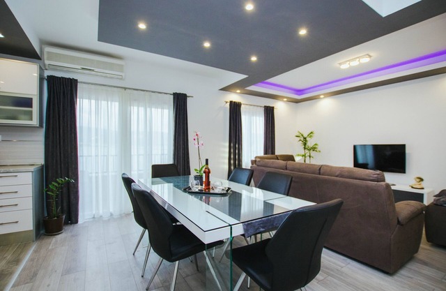 Two bedroom apartment near beach Arbanija, Čiovo (A-1122-b)