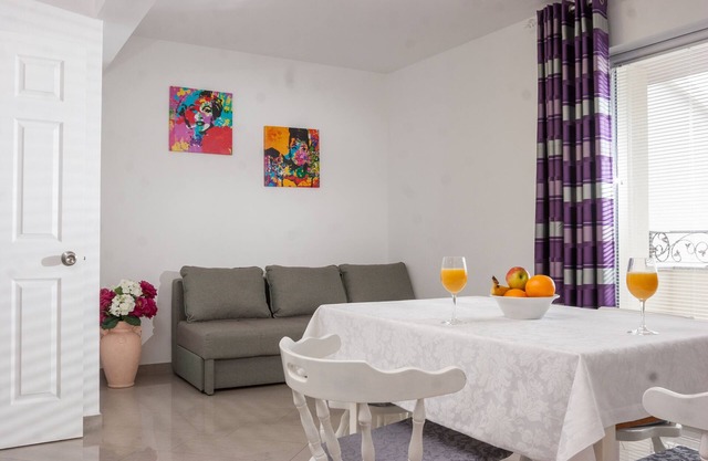Two bedroom apartment near beach Tučepi, Makarska (A-2677-d)