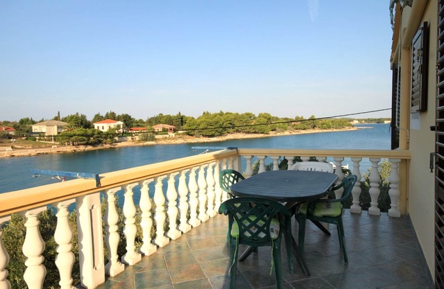 Two bedroom apartment near beach Ugljan (A-846-b)