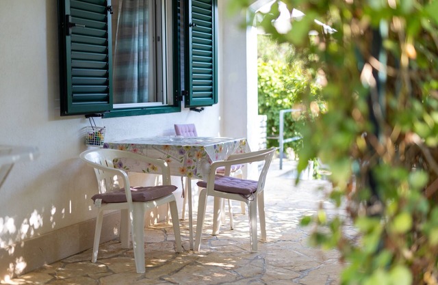 Two bedroom apartment near beach Mudri Dolac, Hvar (A-582-b)