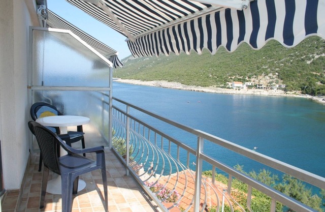 Two bedroom apartment near beach Cove Zarace (Gdinj), Hvar (A-4598-a)