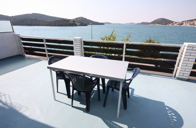 Two bedroom apartment near beach Tisno, Murter (A-6106-a)