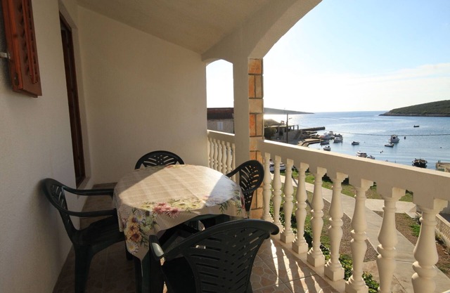 Two bedroom apartment near beach Rukavac, Vis (A-1154-d)