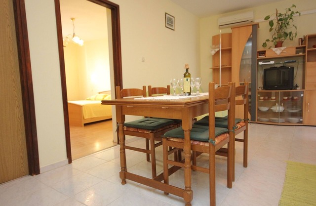Two bedroom apartment near beach Vis (A-2459-b)