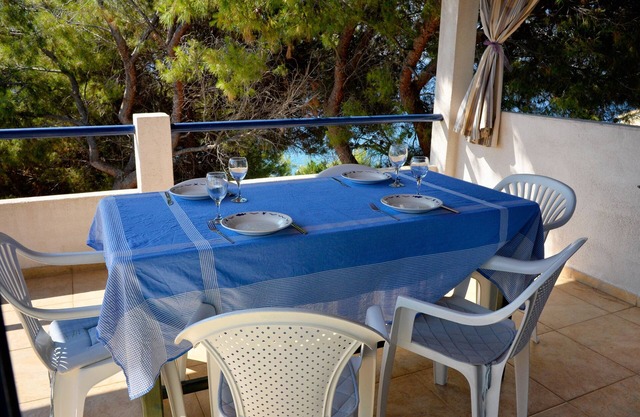 Two bedroom apartment near beach Milna, Vis (A-8943-a)