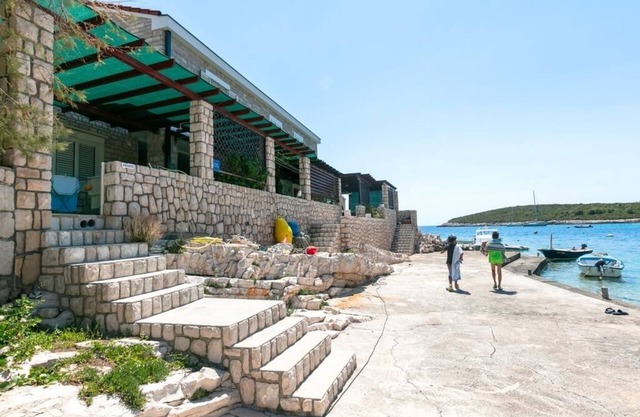 Two bedroom apartment near beach Rukavac, Vis (A-15352-a)