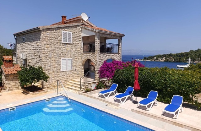Two bedroom apartment with terrace and sea view Rogač, Šolta (A-5183-a)