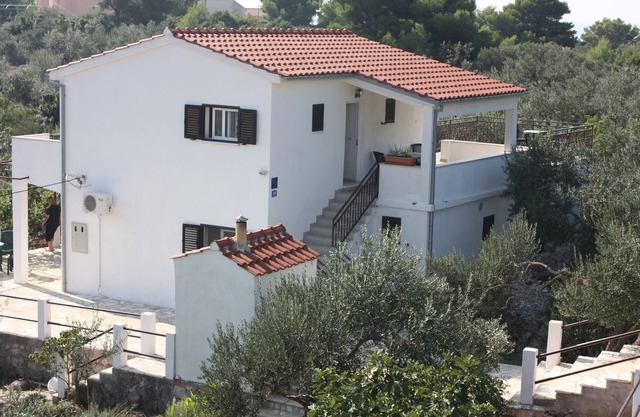 Two bedroom apartment with balcony and sea view Maslinica, Šolta (A-5184-a)