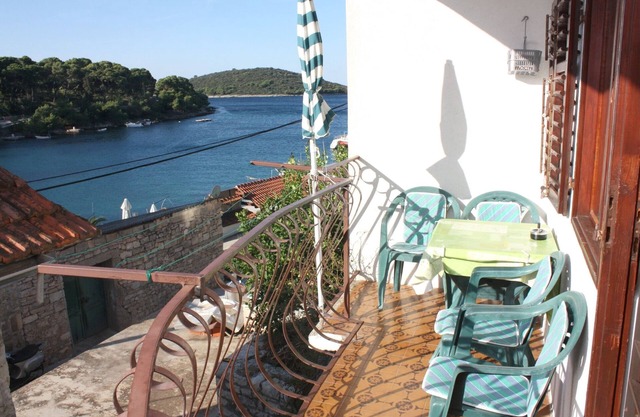 Two bedroom apartment with balcony and sea view Maslinica, Šolta (A-5188-a)
