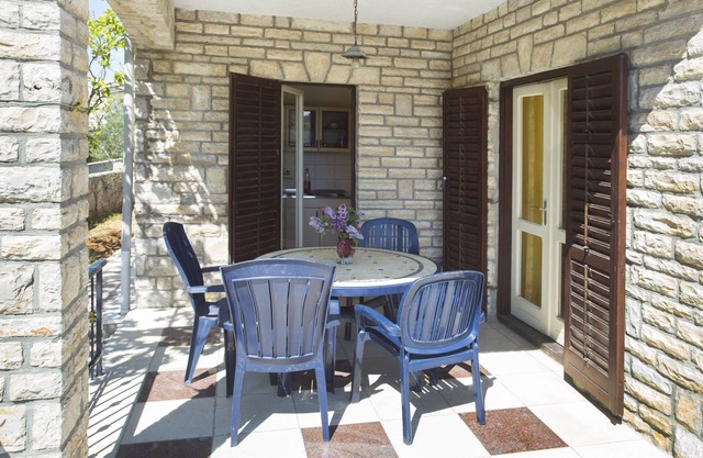 Two bedroom apartment with terrace and sea view Maslinica, Šolta (A-13135-a)