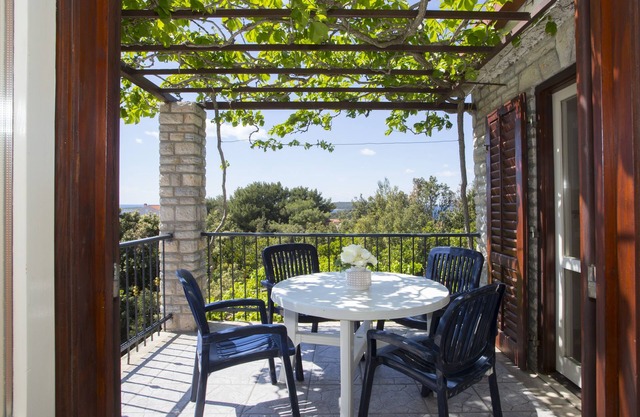 Two bedroom apartment with balcony and sea view Maslinica, Šolta (A-13135-b)