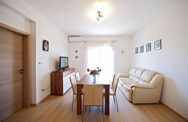 Two bedroom apartment with balcony Gornje selo, Šolta (A-15545-a)