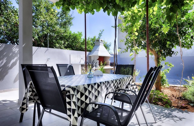 Two bedroom apartment with terrace Komiža, Vis (A-9722-a)