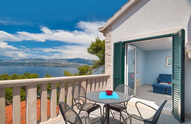 Two bedroom apartment with balcony and sea view Postira, Brač (A-15242-d)