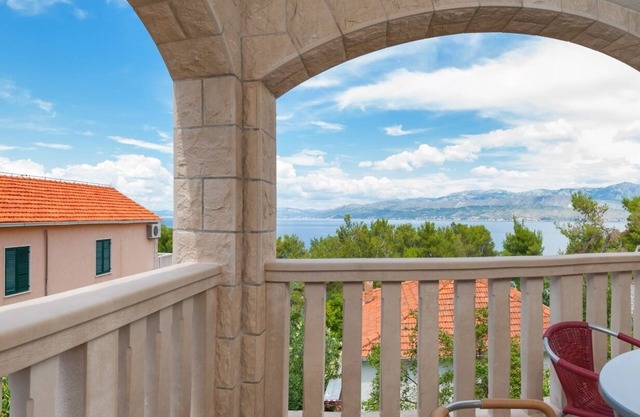 Two bedroom apartment with balcony and sea view Postira, Brač (A-15242-a)