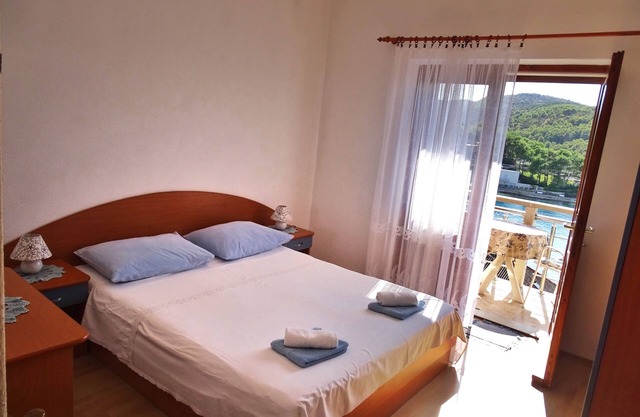 Two bedroom apartment with balcony and sea view Povlja, Brač (A-14399-c)