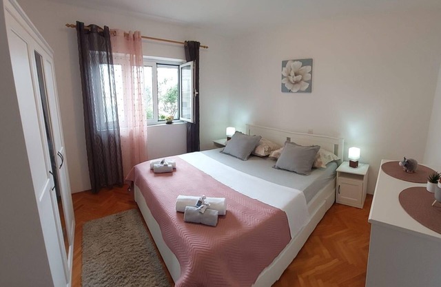 Two bedroom apartment with terrace Sućuraj, Hvar (A-5671-a)