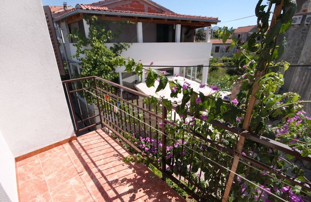 Two bedroom apartment with balcony Sućuraj, Hvar (A-6732-d)